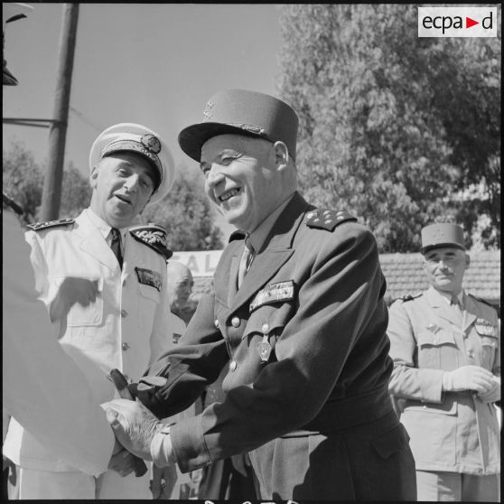 Arrivée du maréchal Juin à l'aéroport d'Alger accompagné d'une délégation composée du général Cailles.