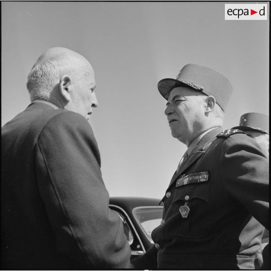 Arrivée du maréchal Juin à l'aéroport d'Alger accompagné d'une délégation composée du général Cailles.
