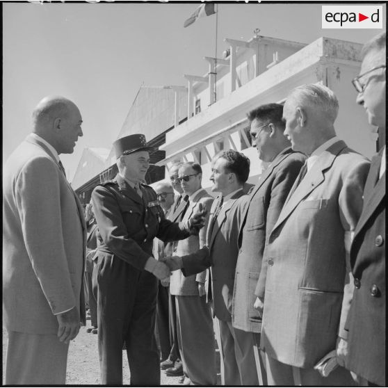 Salut du maréchal Juin à l'aéroport d'Alger aux autorités civiles.