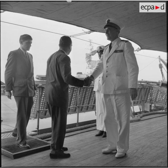 Visite du vice-amiral d'escadre Sala et d'autorités civiles à bord du croiseur la Jeanne d'Arc en Alger.