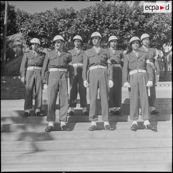 Photographies de groupe d'un détachement de police militaire en Algérie.