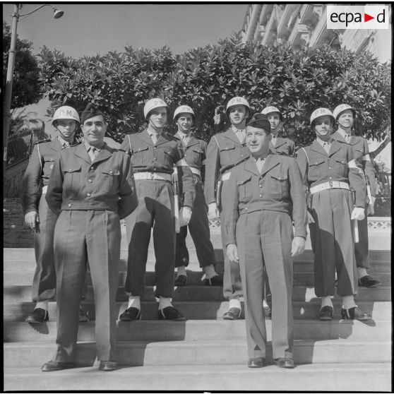 Photographies de groupe d'un détachement de police militaire en Algérie.