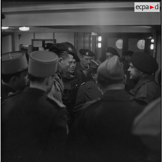 Arrivée de l'équipe militaire du 2e rallye Alger-Le Cap par le bateau "Ville d'Alger" pour participer au rallye à Alger.