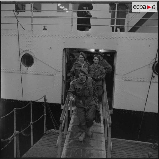 Arrivée de l'équipe militaire du 2e rallye Alger-Le Cap par le bateau "Ville d'Alger" pour participer au rallye à Alger.