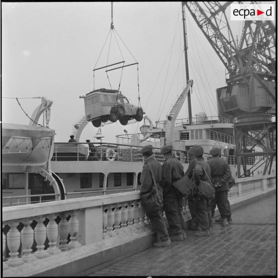 Arrivée de l'équipe militaire du 2e rallye Alger-Le Cap par le bateau "Ville d'Alger" pour participer au rallye à Alger.