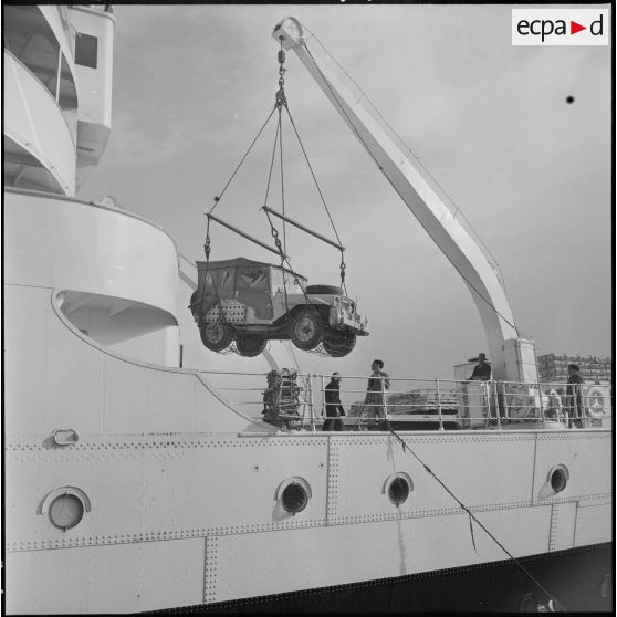 Arrivée de l'équipe militaire du 2e rallye Alger-Le Cap par le bateau "Ville d'Alger" pour participer au rallye à Alger.