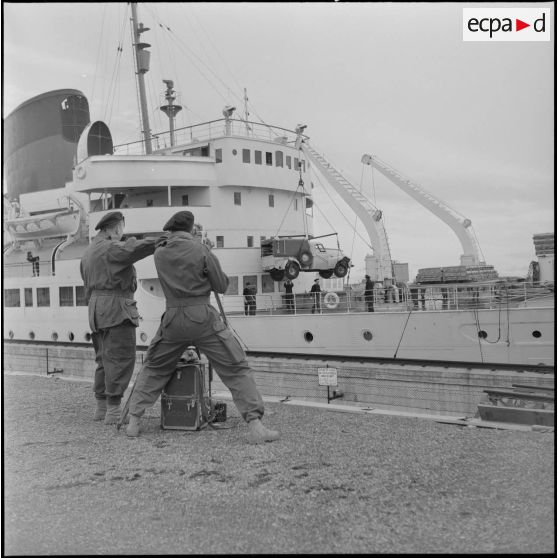 Arrivée de l'équipe militaire du 2e rallye Alger-Le Cap par le bateau "Ville d'Alger" pour participer au rallye à Alger.