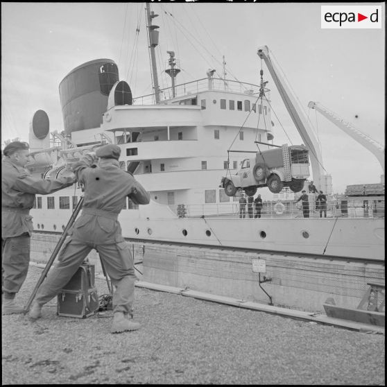 Arrivée de l'équipe militaire du 2e rallye Alger-Le Cap par le bateau "Ville d'Alger" pour participer au rallye à Alger.