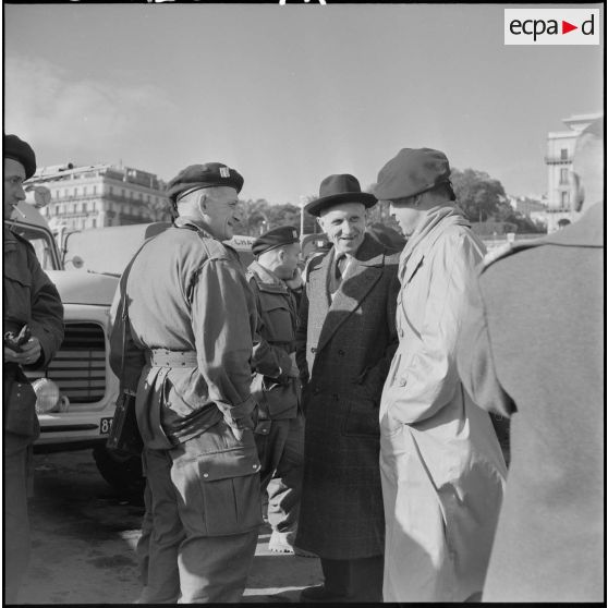 Arrivée de l'équipe militaire du 2e rallye Alger-Le Cap par le bateau "Ville d'Alger" pour participer au rallye à Alger.