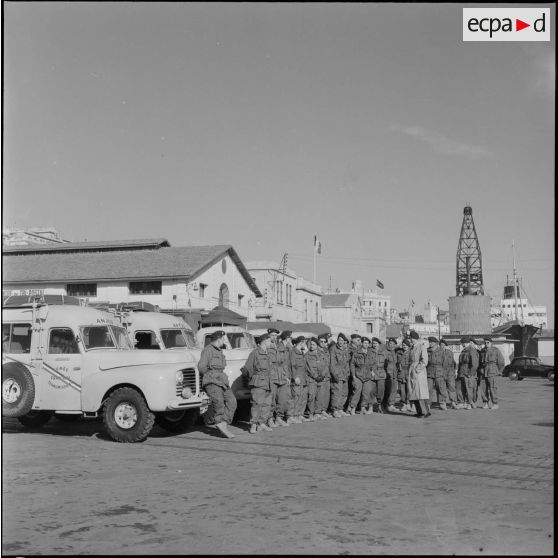 Arrivée de l'équipe militaire du 2e rallye Alger-Le Cap par le bateau "Ville d'Alger" pour participer au rallye à Alger.