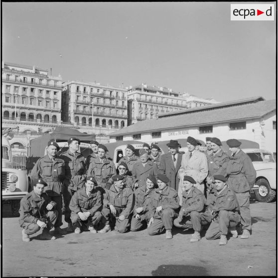 Arrivée de l'équipe militaire du 2e rallye Alger-Le Cap par le bateau "Ville d'Alger" pour participer au rallye à Alger.