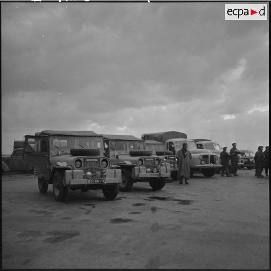 Départ de l'équipe militaire Jeeps et Pick-up Delahaye pour le 2e rallye Alger Le Cap avant le départ du Bastion XV.