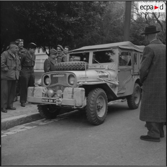 Départ à bord des Jeep et pick-up Delahaye du Bastion XV de l'équipe militaire pour la deuxième édition du rallyee Alger-Le Cap. Le 2e rallyee Alger-Le Cap.