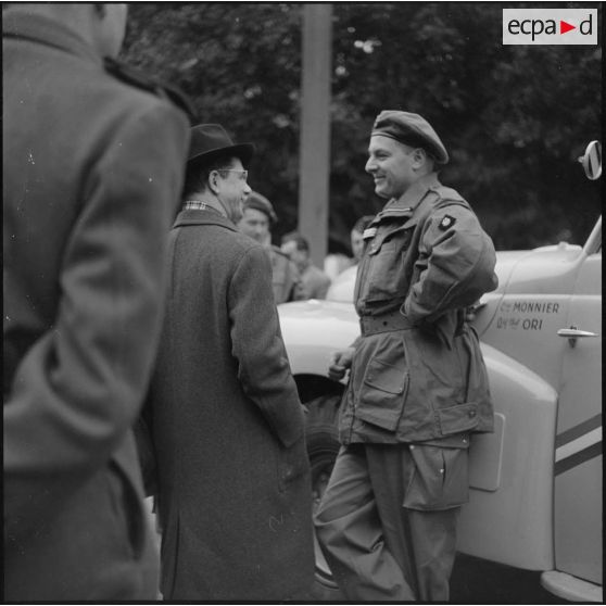 Départ à bord des Jeep et pick-up Delahaye du Bastion XV de l'équipe militaire pour la deuxième édition du rallyee Alger-Le Cap. Le 2e rallyee Alger-Le Cap.
