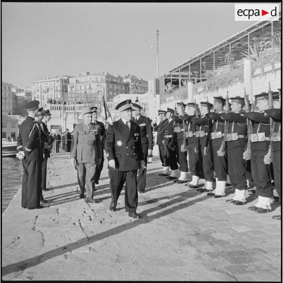 Visite de Jules Ramarony, secrétaire d'Etat à la Marine marchande à l'Amirauté d'Alger en présence du gouverneur général Léonard et de l'amiral Salat.