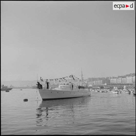 Visite de Jules Ramarony, secrétaire d'Etat à la Marine marchande à l'Amirauté d'Alger en présence du gouverneur général Léonard et de l'amiral Salat.