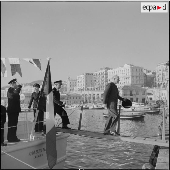 Visite de Jules Ramarony, secrétaire d'Etat à la Marine marchande à l'Amirauté d'Alger en présence du gouverneur général Léonard et de l'amiral Salat.