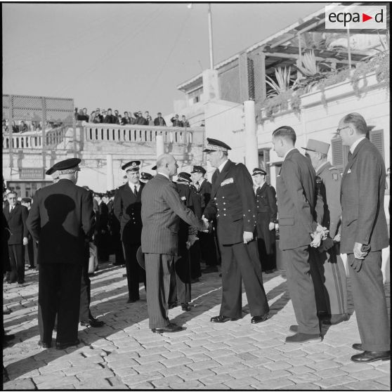 Visite de Jules Ramarony, secrétaire d'Etat à la Marine marchande à l'Amirauté d'Alger en présence du gouverneur général Léonard et de l'amiral Salat.