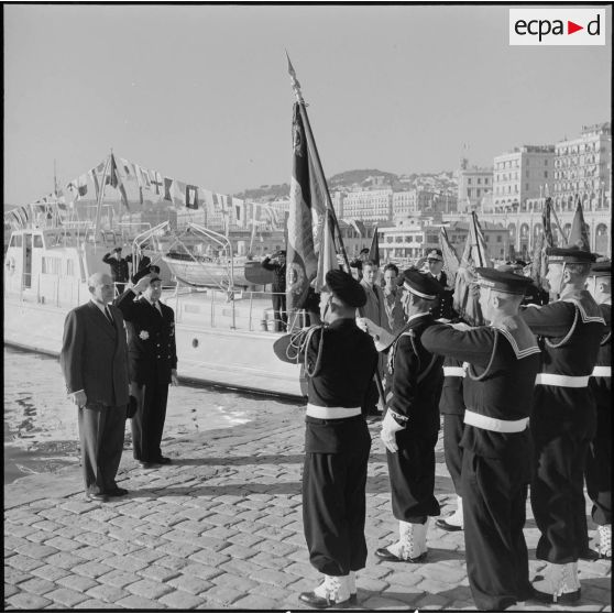 Visite de Jules Ramarony, secrétaire d'Etat à la Marine marchande à l'Amirauté d'Alger en présence du gouverneur général Léonard et de l'amiral Salat.