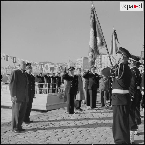 Visite de Jules Ramarony, secrétaire d'Etat à la Marine marchande à l'Amirauté d'Alger en présence du gouverneur général Léonard et de l'amiral Salat.