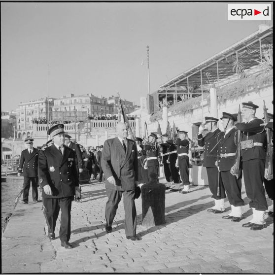 Visite de Jules Ramarony, secrétaire d'Etat à la Marine marchande à l'Amirauté d'Alger en présence du gouverneur général Léonard et de l'amiral Salat.
