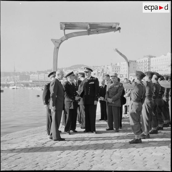 Visite de Jules Ramarony, secrétaire d'Etat à la Marine marchande à l'Amirauté d'Alger en présence du gouverneur général Léonard et de l'amiral Salat.