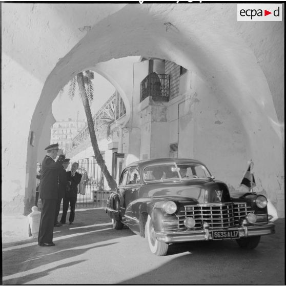 Visite de Jules Ramarony, secrétaire d'Etat à la Marine marchande à l'Amirauté d'Alger en présence du gouverneur général Léonard et de l'amiral Salat.