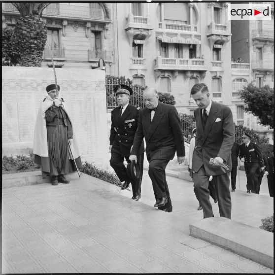 Ranimage de la flamme du monument aux morts d'Alger par le secrétaire d'Etat à la Marine Jacques Gavani, à Alger en présence du gouverneur général Roger Léonard.