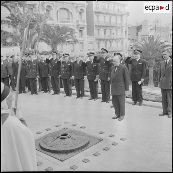 Ranimage de la flamme du monument aux morts d'Alger par le secrétaire d'Etat à la Marine Jacques Gavani, à Alger en présence du gouverneur général Roger Léonard.