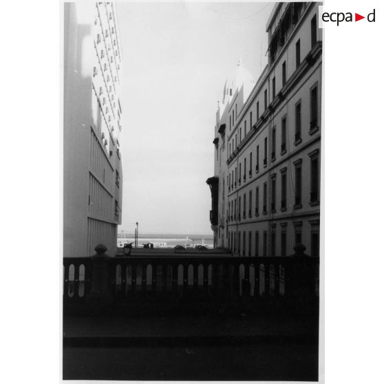 Alger. A droite, la préfecture. A gauche, l'hôtel de ville, aujourd'hui siège de l'assemblée nationale. [légende d'origine]