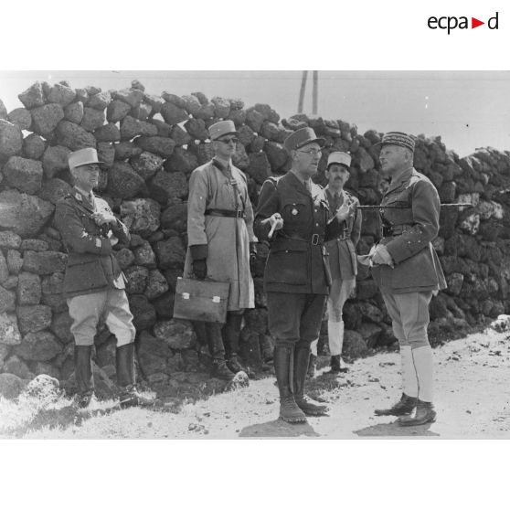 A l'ombre d'un mur de pierres sèches le général d'armée Weygand discute avec le général de brigade Richard.