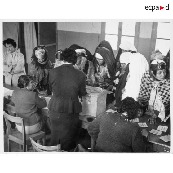 Femmes algériennes dans un bureau de vote. [légende d'origine]<br>
