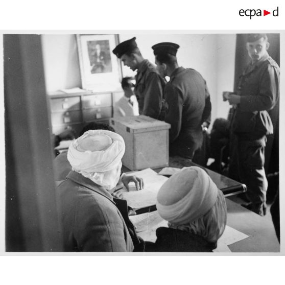Soldats français dans un bureau de vote. [légende d'origine]<br>