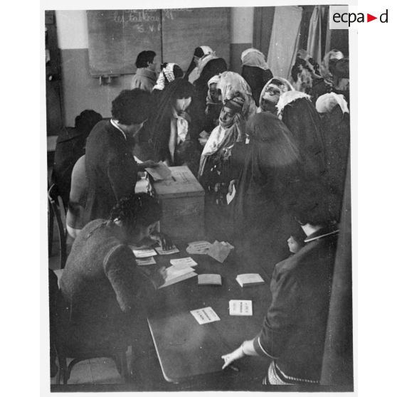Femmes algériennes dans un bureau de vote. [légende d'origine]<br>