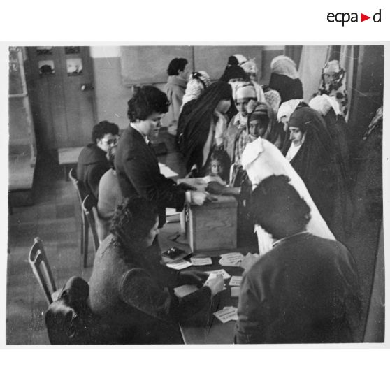 Femmes algériennes dans un bureau de vote. [légende d'origine]<br>