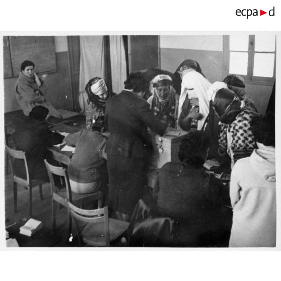 Femmes algériennes dans un bureau de vote. [légende d'origine]<br>