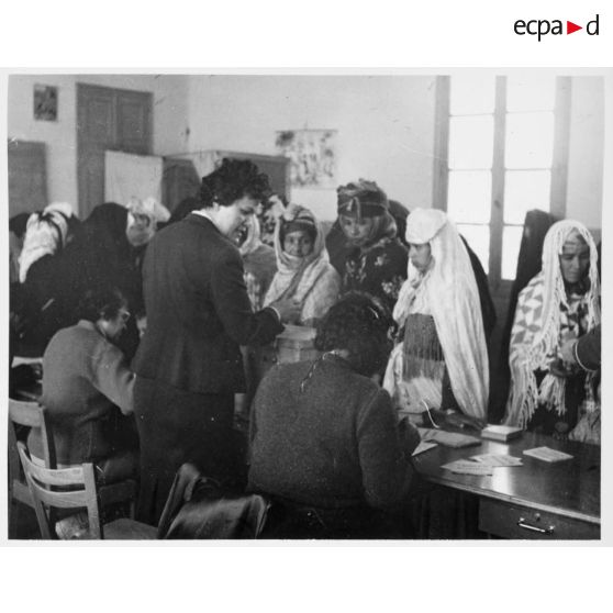Femmes algériennes dans un bureau de vote. [légende d'origine]<br>
