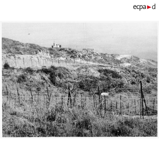 Point d'Appui (?) au Cap Roux (à l'est, l'Algérie est séparée de la Tunisie par une ligne qui commence au Cap Roux). [légende d'origine]<br>