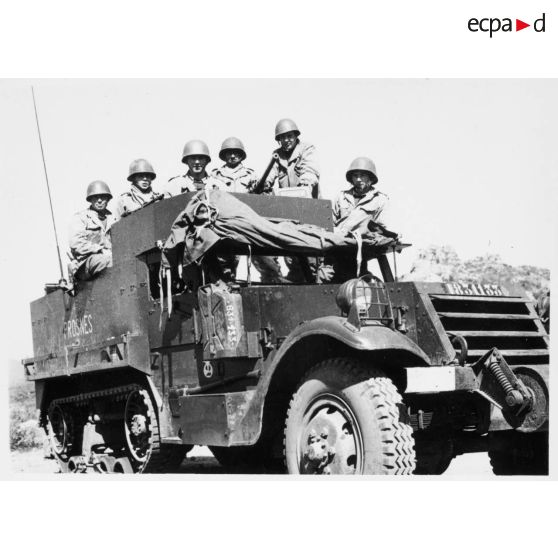 Herse (nom donné à la ligne Morice, barrage électrifié séparant l'Algérie de la Tunisie par les soldats français) au Point Fixe à la côte 265. [légende d'origine]<br>