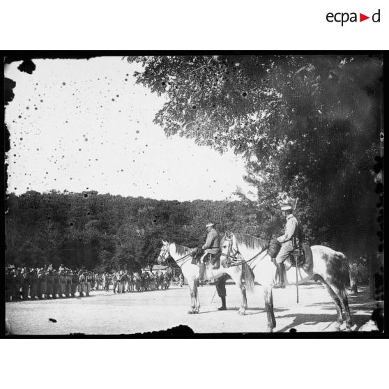 3e tirailleurs - Bône. Revue passée à la caserne de la Kasbah par le Colonel Simon à 4 heures de l'après-midi. En avant du Colonel au 1er plan, le Commandant Bigotte qui a été tué à Charleroi (photo dont la gélatine a coulé au lavage). [légende d'origine]