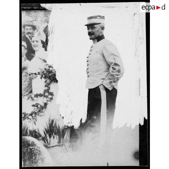 Le Capitaine Olivier du 3e tirailleurs, tué à Ypres le 10 avril 1915 après avoir été deux fois blessé (photographie prise à Bône). [légende d'origine]