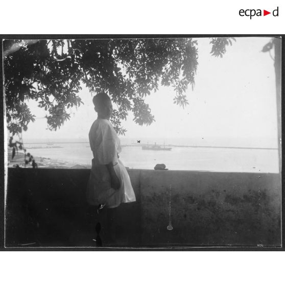 Le St-Augustin à 6h du matin à l'endroit même où il a été touché. Vue prise de l'hôpital militaire. Le Breslau était posé à l'endroit où je fais une croix, au bout de la jetée à l'extérieur mais paraissait très près (la manutention était à peu près dans le prolongement du St-Augustin, à peu près à 200 m ou 300 m de l'hôpital à droite). [légende d'origine]