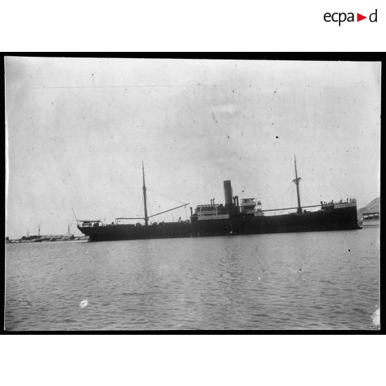 Le St-Augustin bombardé à Bône le 4 août. Venu à cette place de l'avant port par ses propres moyens après avoir reçu plusieurs obus presque à bout portant. Deux ou trois trous étaient très visibles dans la coque. Ils n'apparaissent pas sur la photo. [légende d'origine]