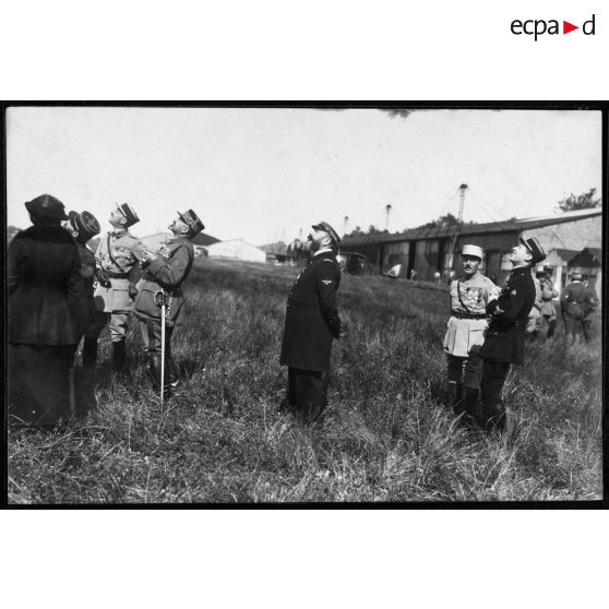 Villacoublay - Peut-être René Fonck à droite en tenue claire. [légende d'origine]