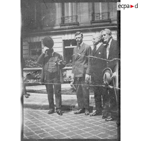 Lindbergh avec Myron T. Herryck, ambassadeur des Etats-Unis (à l'extrême-droite). [légende d'origine]