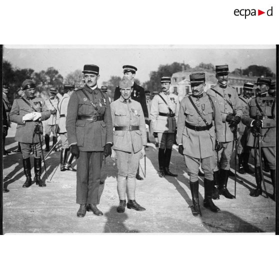 Equipage du général Leperrine (?) - Adjudant Bernard et ses mécaniciens décorés de la Légion d'Honneur. [légende d'origine]<br>