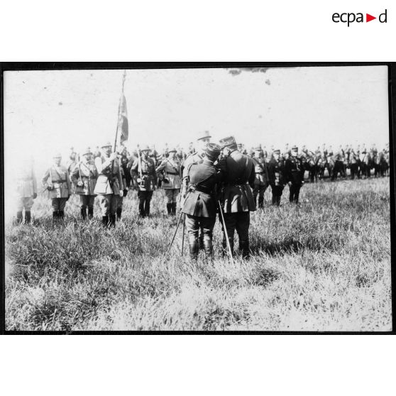 [Remise de décorations sur le terrain d'aviation de Villacoublay].