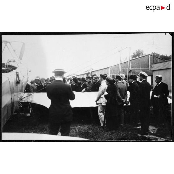 André Laurent-Eynac au centre (chapeau melon). [légende d'origine]<br>