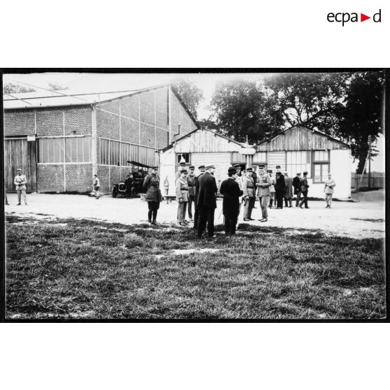 Ministre de l'aéronautique Laurent-Eynac (de dos avec chapeau melon). [légende d'origine]<br>