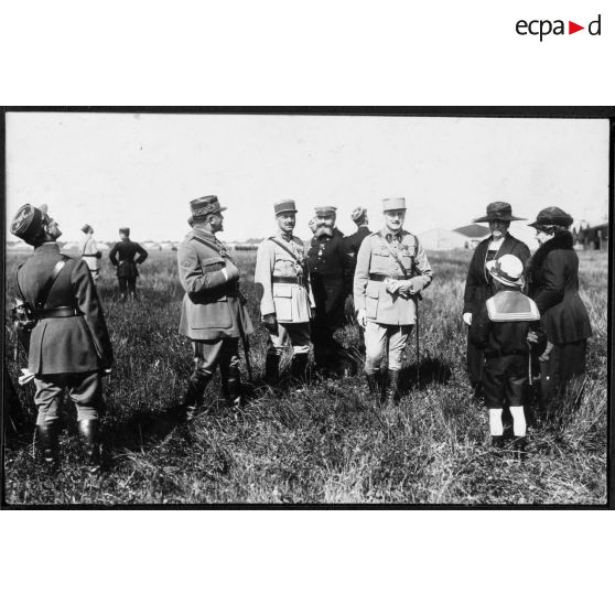 [Personnalités militaires de l'armée de l'Air sur le terrain d'aviation de Villacoublay].